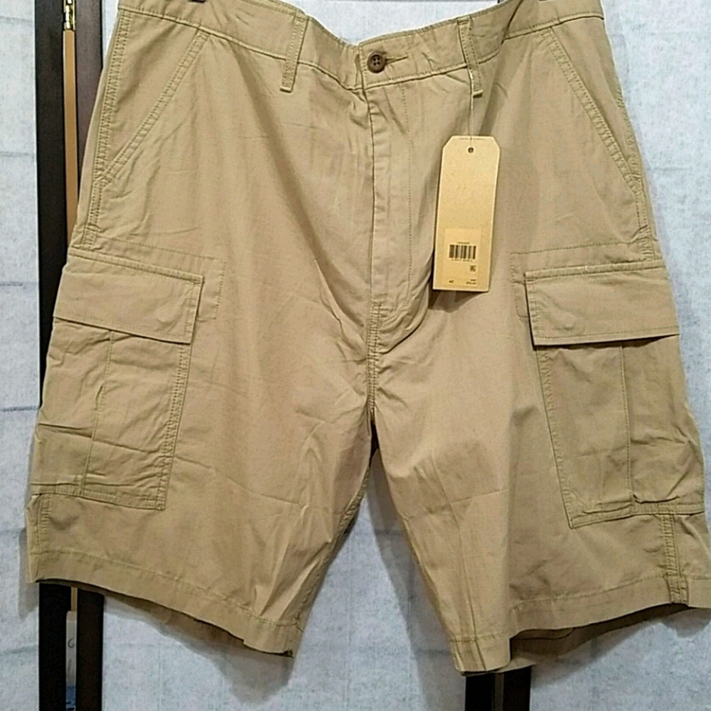 NWT Levi's carrier cargo shorts 42
